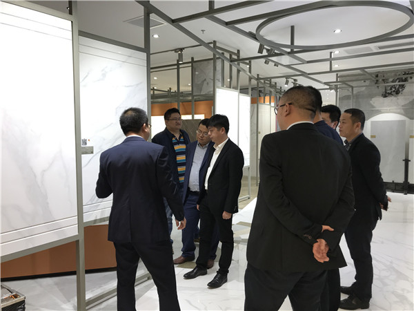 弘阳商业集团参观考察叼嘿视频网站陶瓷集团